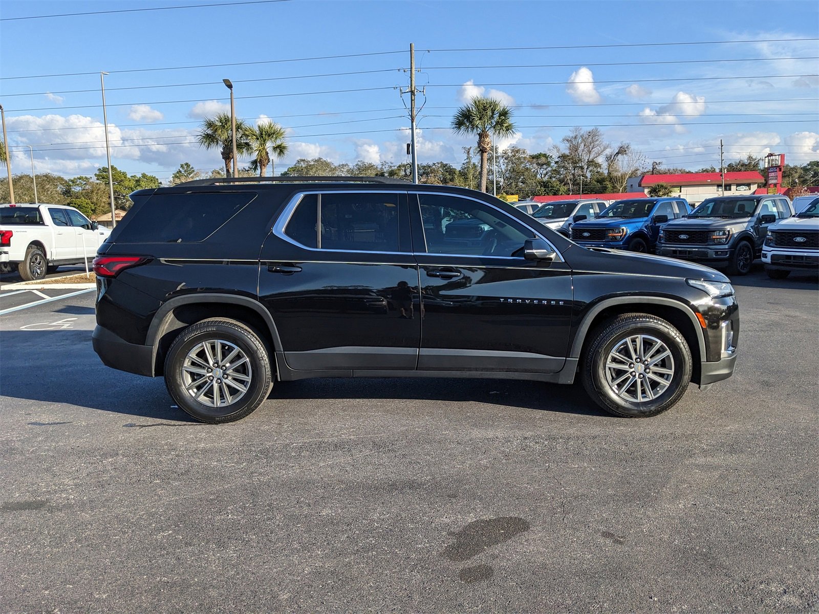 Used 2023 Chevrolet Traverse LT image 4