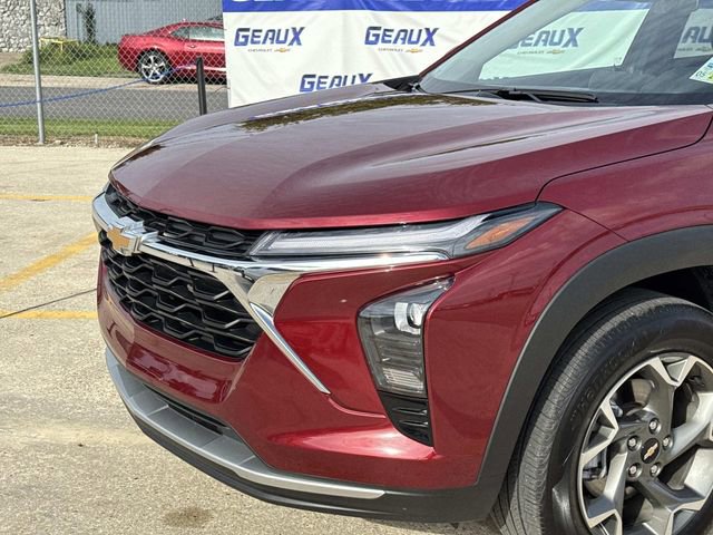 Used 2025 Chevrolet Trax LT w/ LT Convenience Package FWD image 2