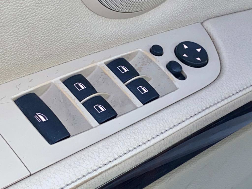 Used 2010 BMW 335i Convertible image 11