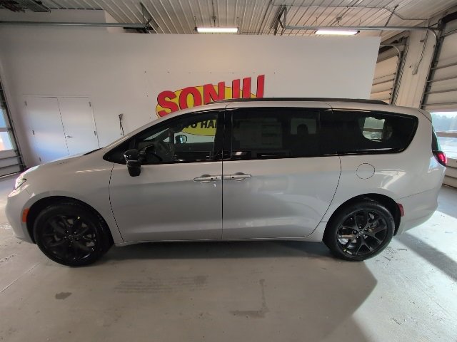 New 2026 Chrysler Pacifica Select image 2