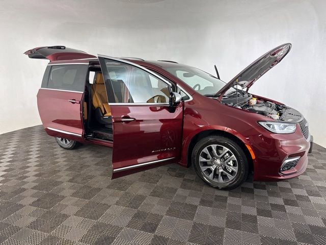 Used 2023 Chrysler Pacifica Pinnacle image 12