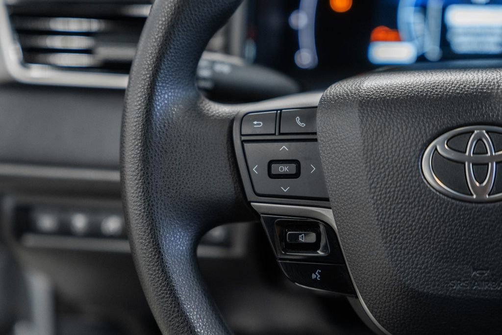 Used 2025 Toyota Camry LE image 28