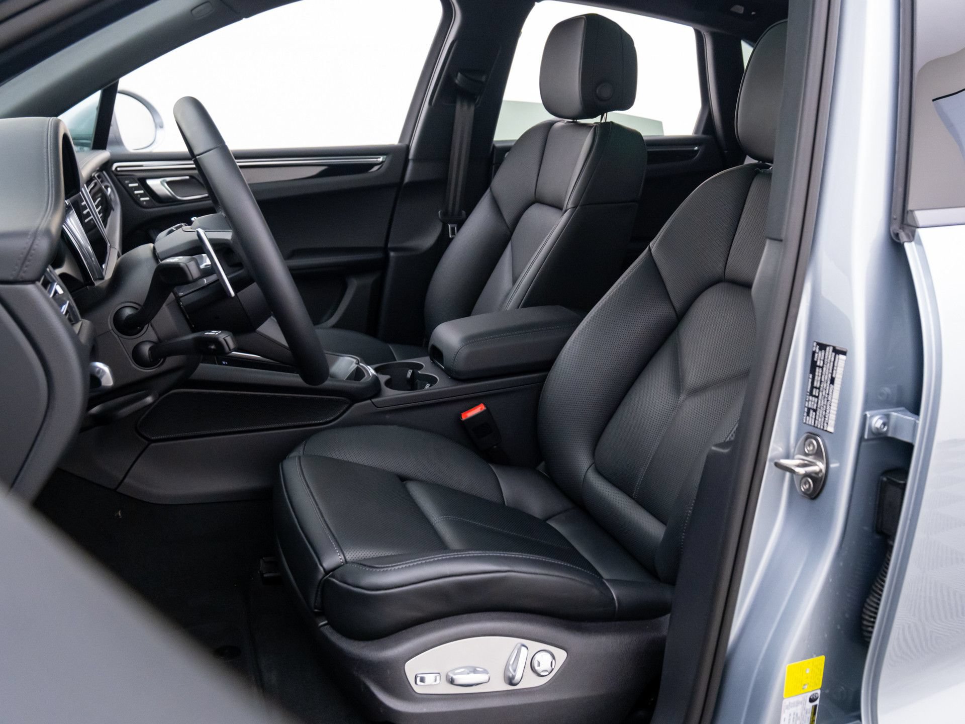 Certified 2026 Porsche Macan AWD/4WD image 5