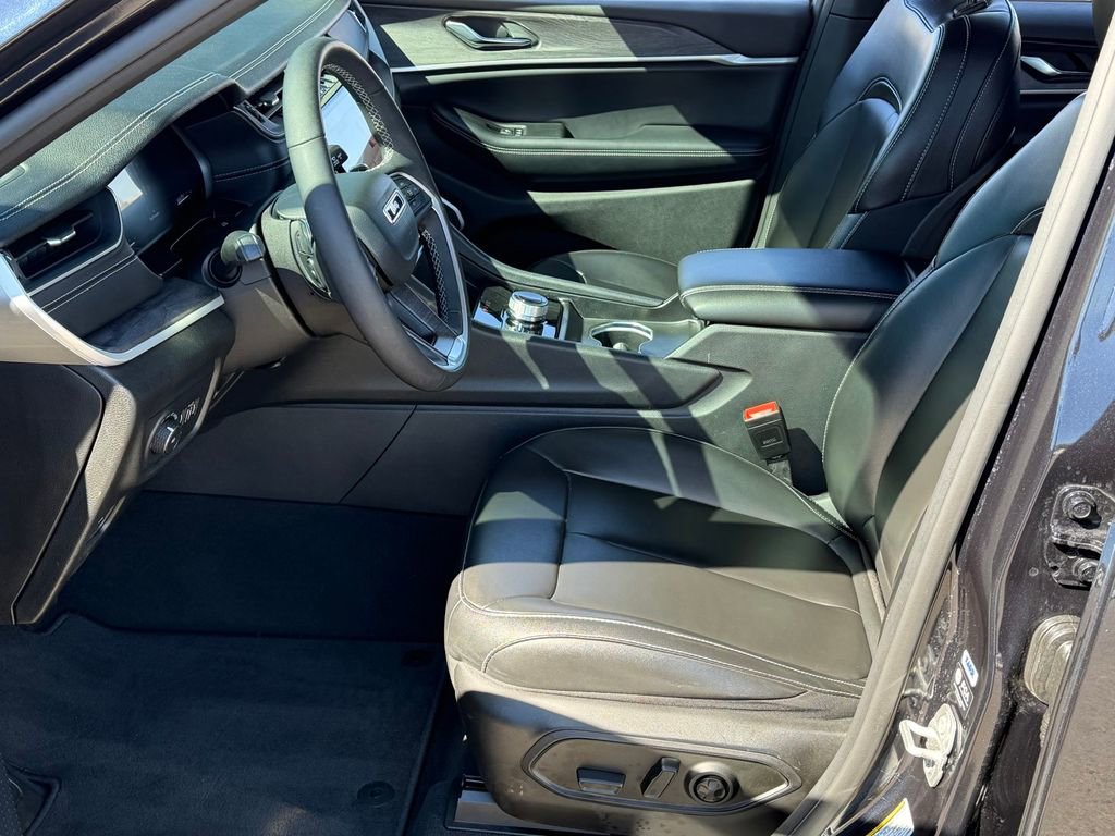 Certified 2024 Jeep Grand Cherokee Limited w/ Black Appearance Package image 19