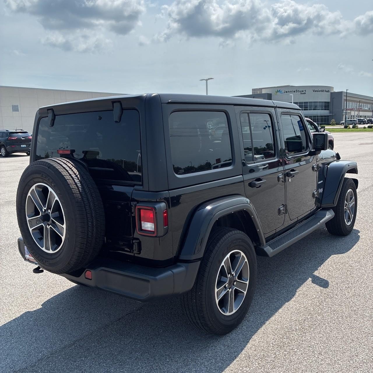 Used 2023 Jeep Wrangler Unlimited Sahara w/ Cold Weather Group AWD/4WD image 4
