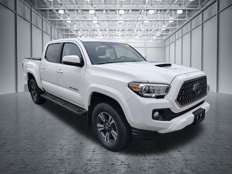 Used 2018 Toyota Tacoma TRD Sport AWD/4WD image 3