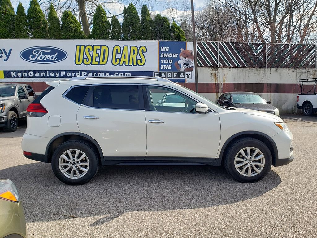 Used 2017 Nissan Rogue SV image 3