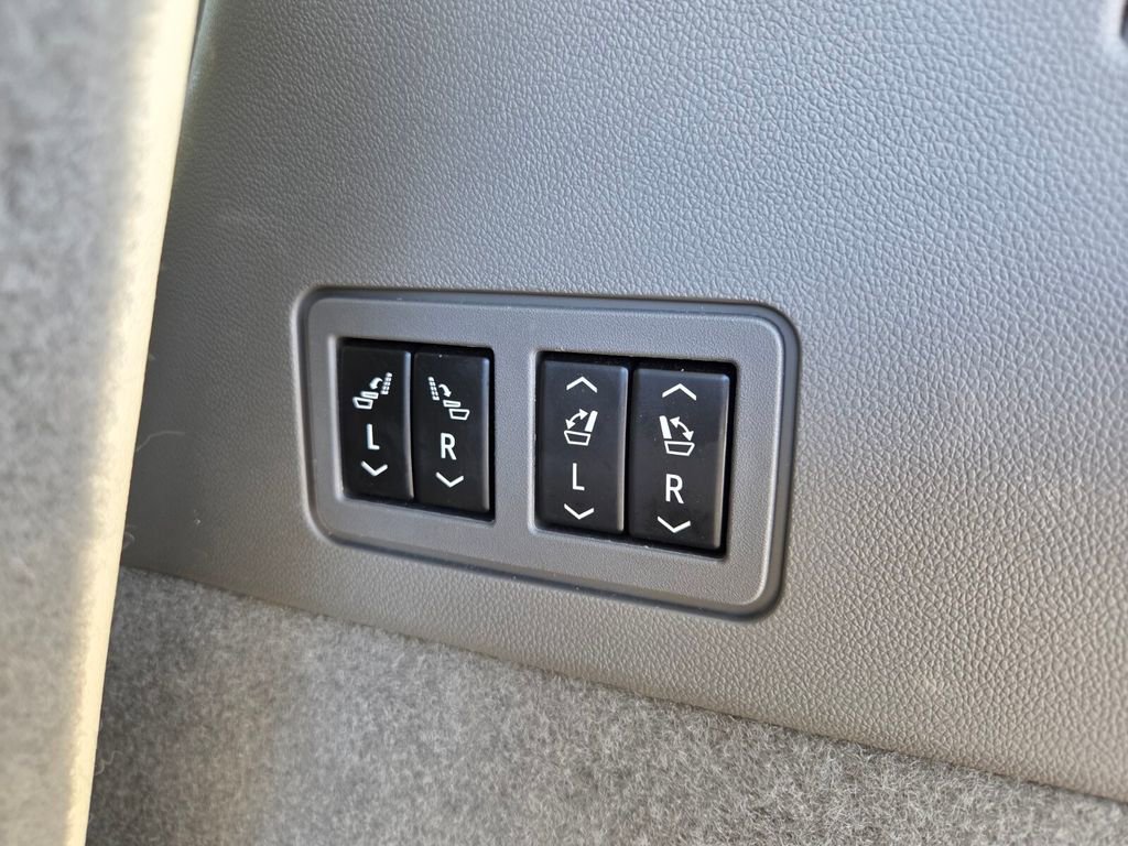 Used 2023 Cadillac XT6 Premium Luxury w/ Technology Package FWD image 10