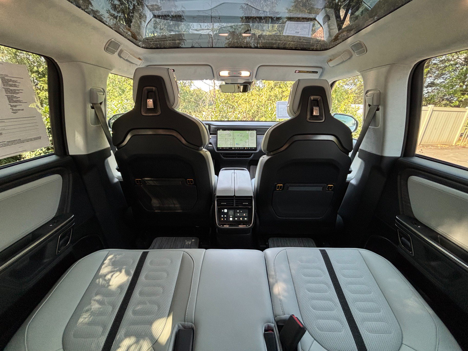 Used 2024 Rivian R1S Adventure Dual AWD/4WD image 28
