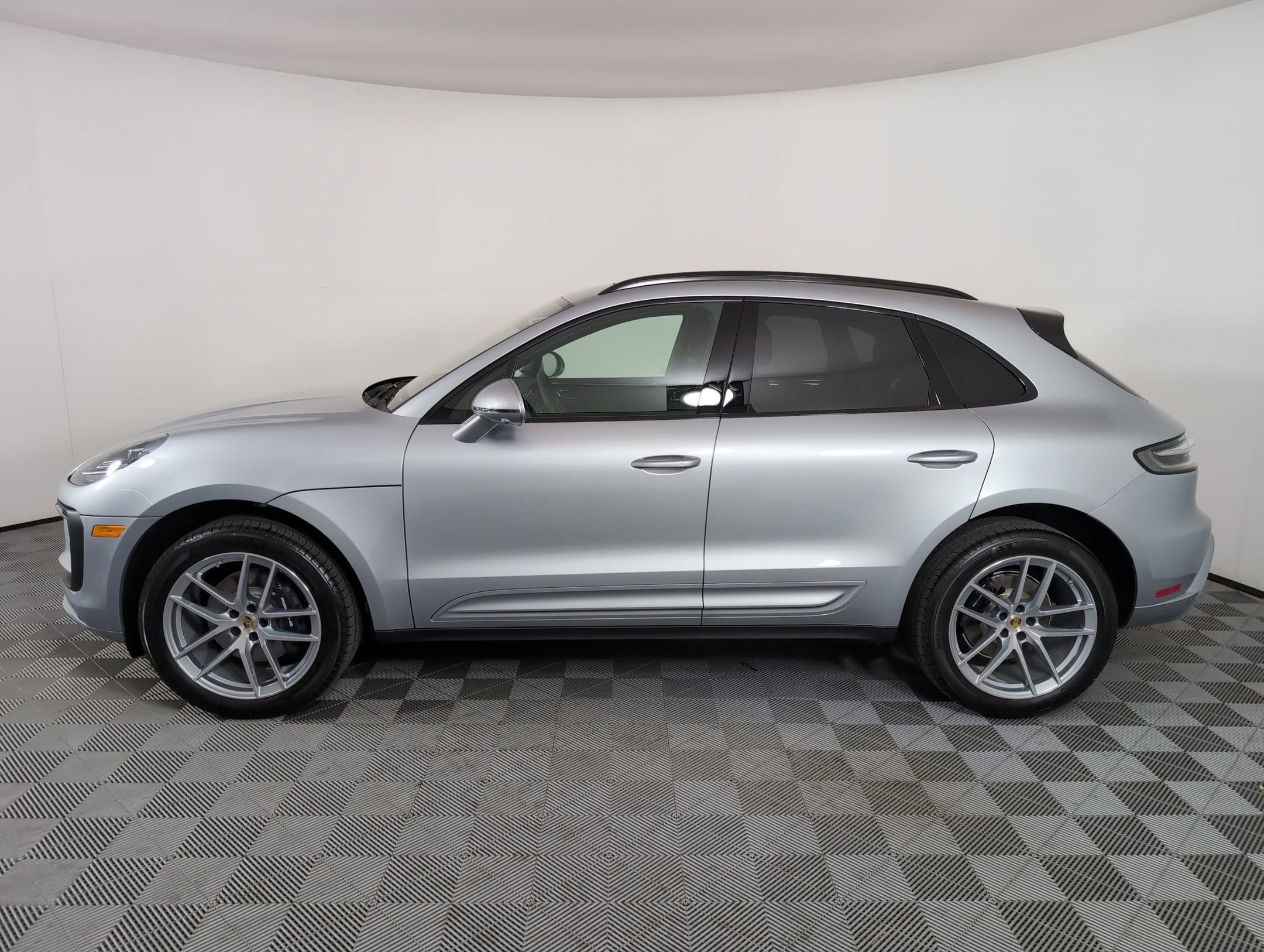 Certified 2025 Porsche Macan AWD/4WD image 2