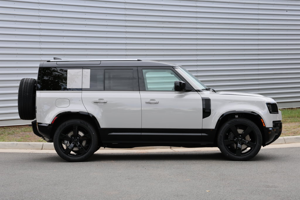 New 2026 Land Rover Defender 110 X-Dynamic SE AWD/4WD image 2