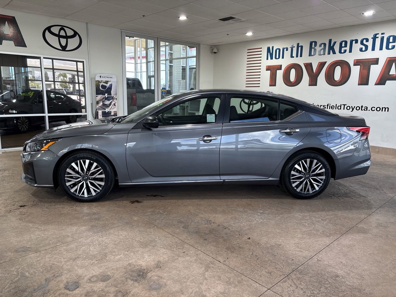 Used 2025 Nissan Altima 2.5 SV FWD image 7