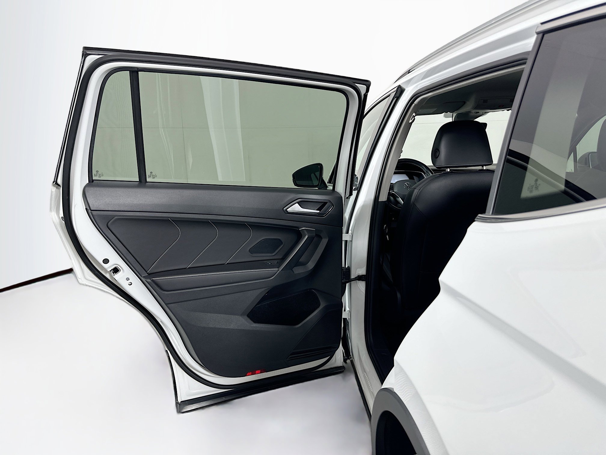 Used 2024 Volkswagen Tiguan SE image 25