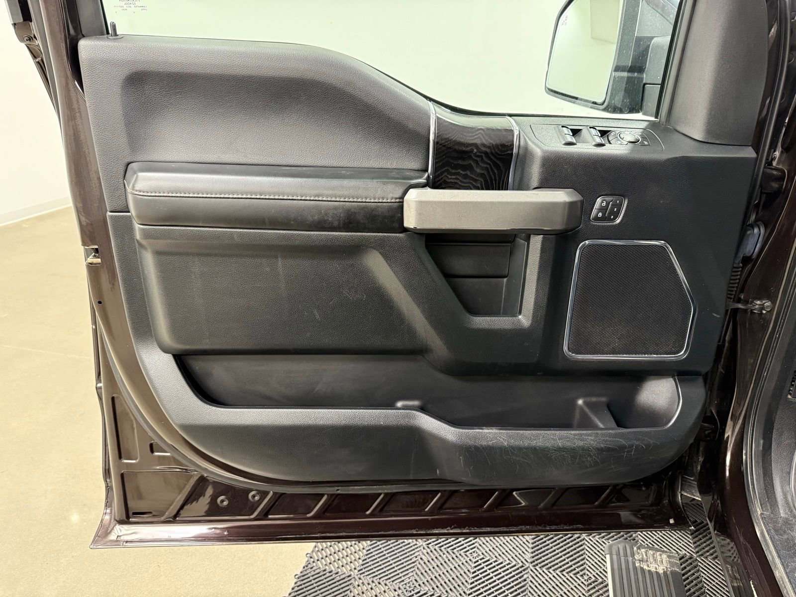 Used 2018 Ford F150 Platinum w/ Equipment Group 701A Luxury image 14