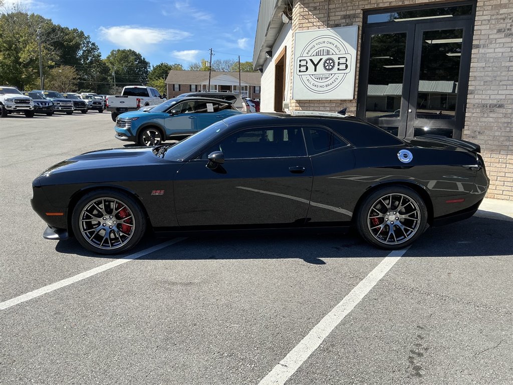 Used 2015 Dodge Challenger SRT RWD image 2