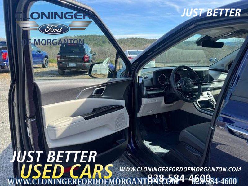 Used 2023 Kia Carnival LX image 11