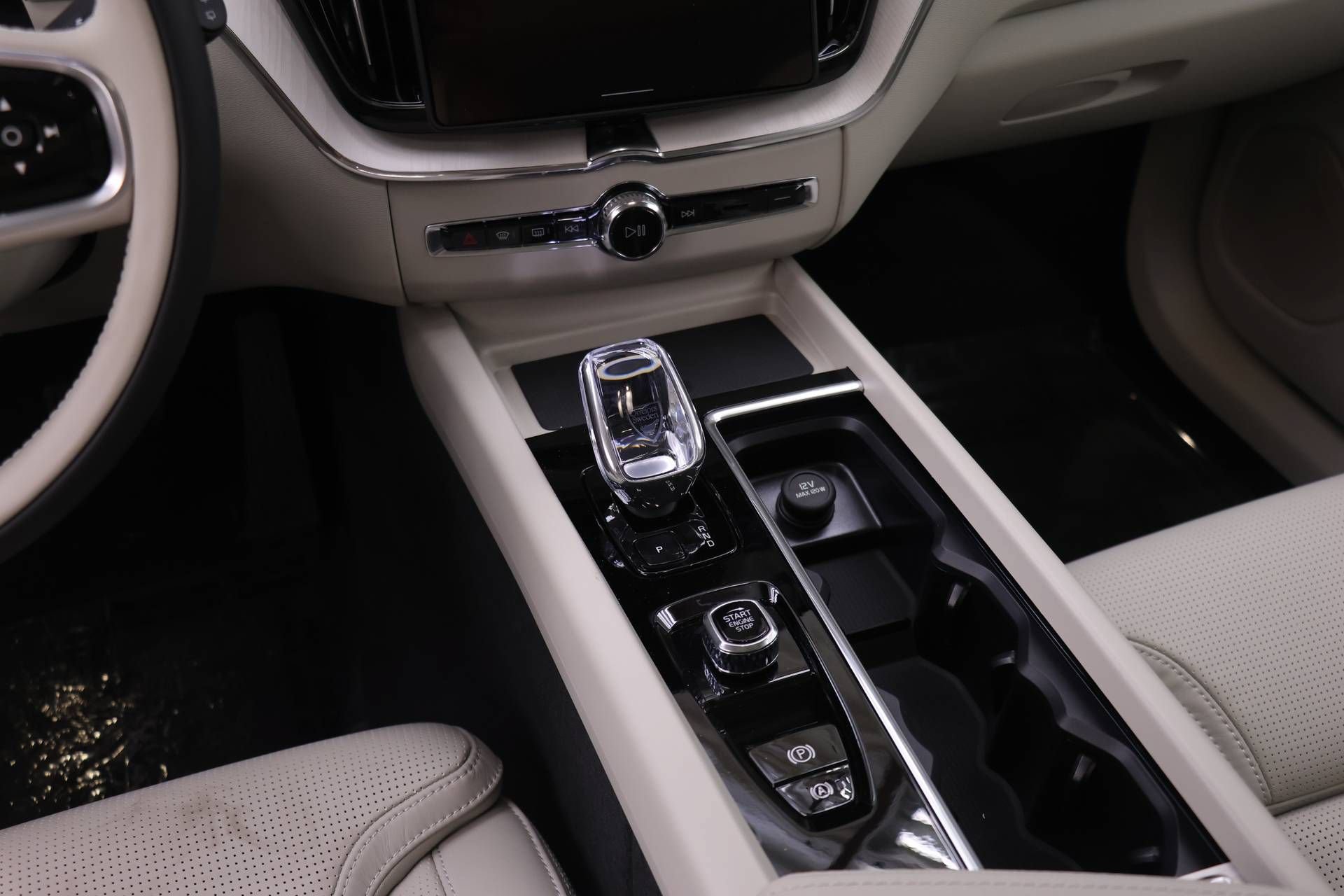 New 2026 Volvo XC60 T8 Ultra w/ Climate Package AWD/4WD image 14