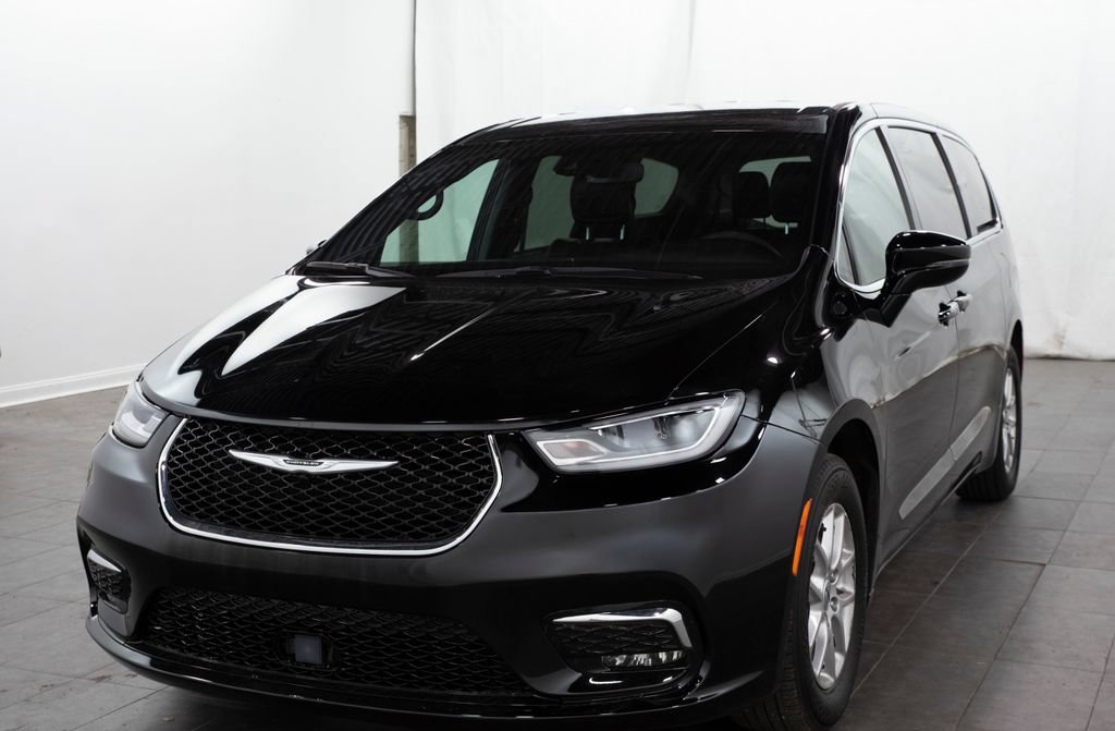 Used 2025 Chrysler Pacifica Select FWD image 5