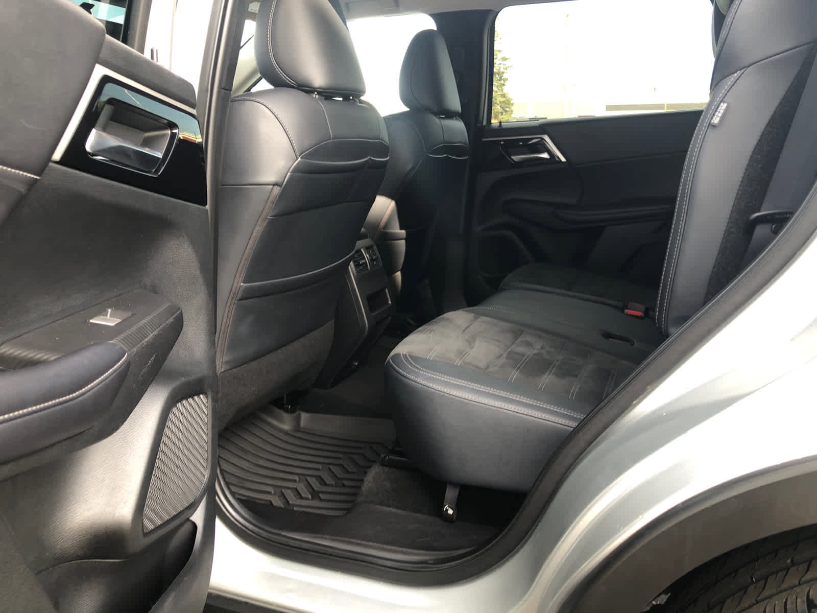 Used 2024 Mitsubishi Outlander SE image 27