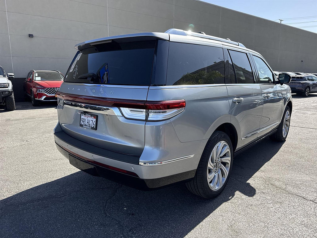 Used 2024 Lincoln Navigator Reserve AWD/4WD image 3