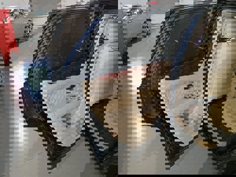 Used 2017 Bentley Bentayga image 24