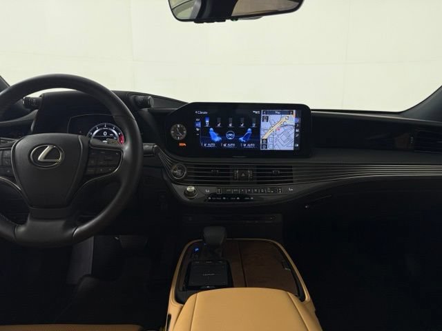 Used 2022 Lexus LS 500 w/ Accessory Package (Z2) RWD image 34