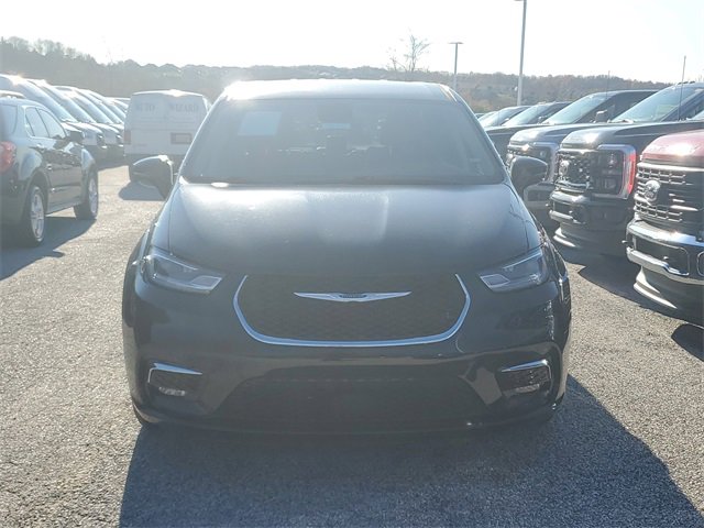 Used 2024 Chrysler Pacifica Touring-L image 2