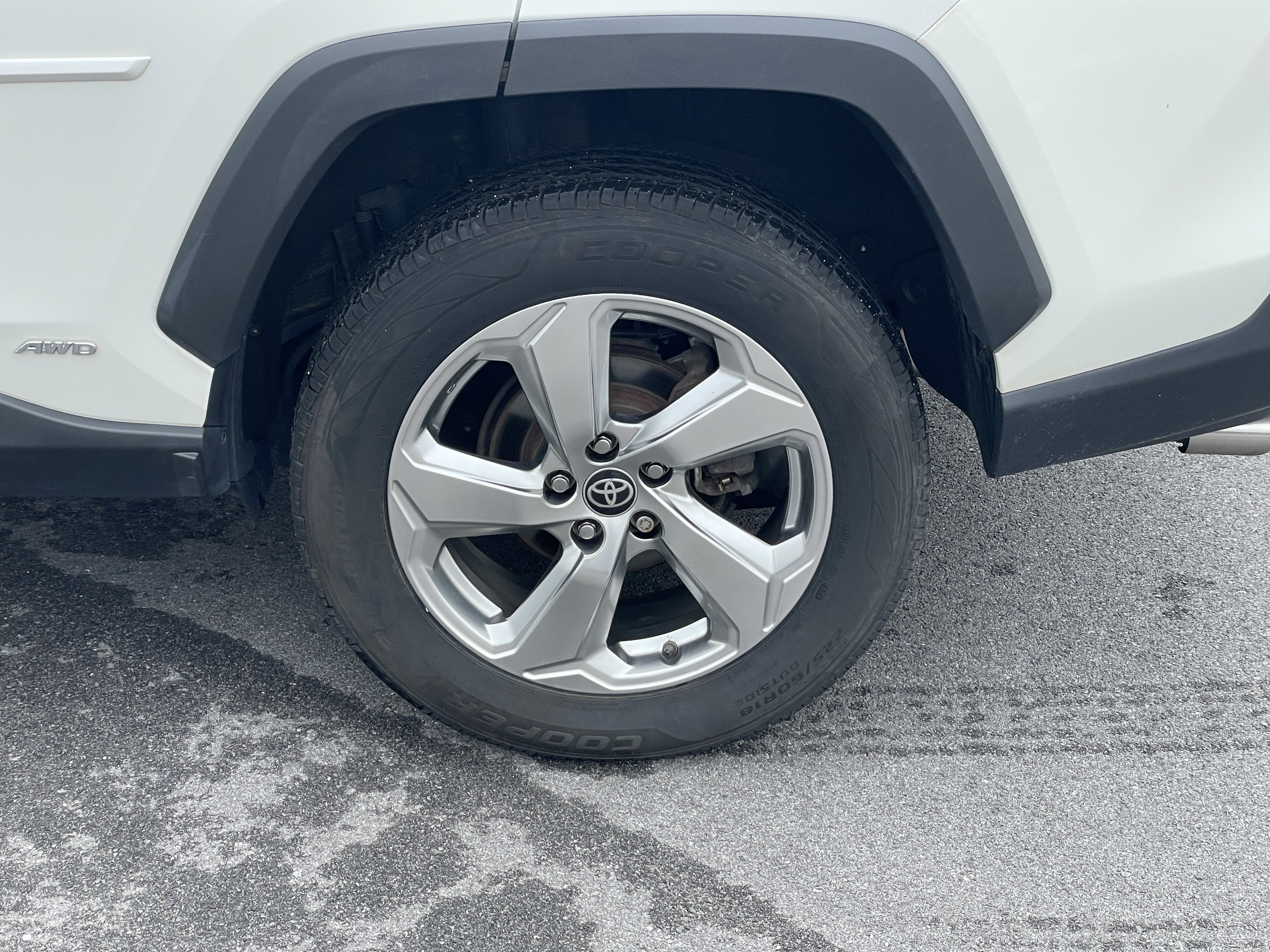 Used 2021 Toyota RAV4 XLE Premium image 10