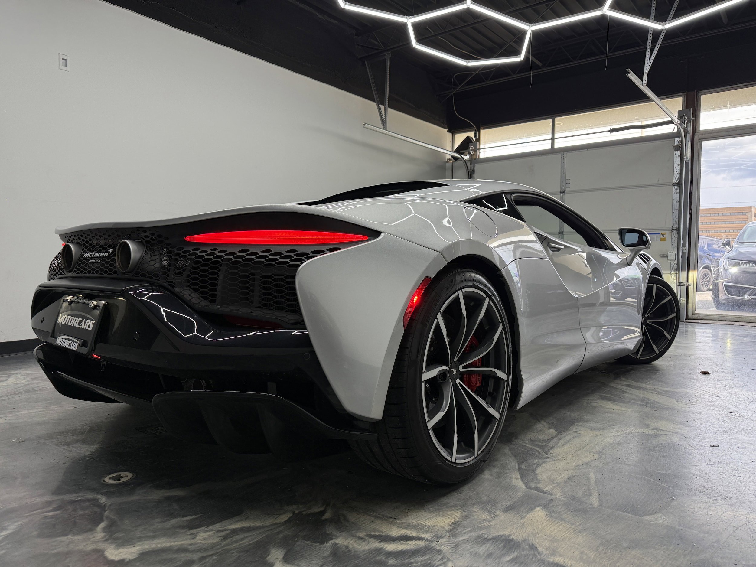 Used 2023 McLaren Artura RWD image 6