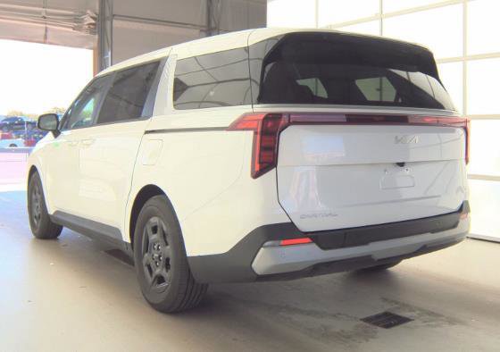 Used 2025 Kia Carnival FWD image 3