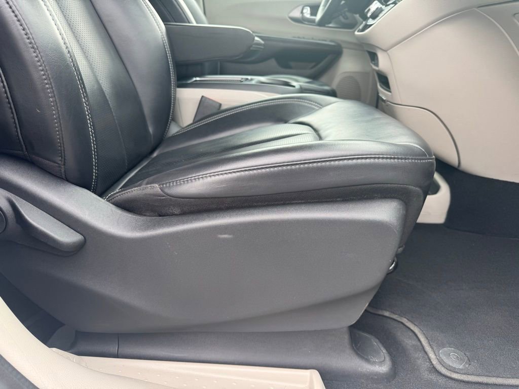 Used 2023 Chrysler Pacifica Touring-L image 18