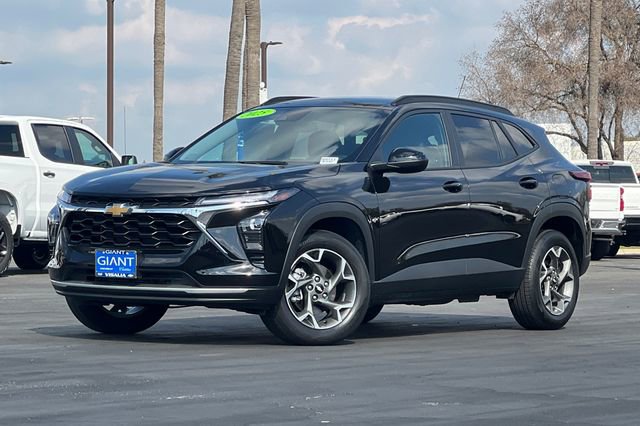 Used 2025 Chevrolet Trax LT w/ LT Convenience Package image 8