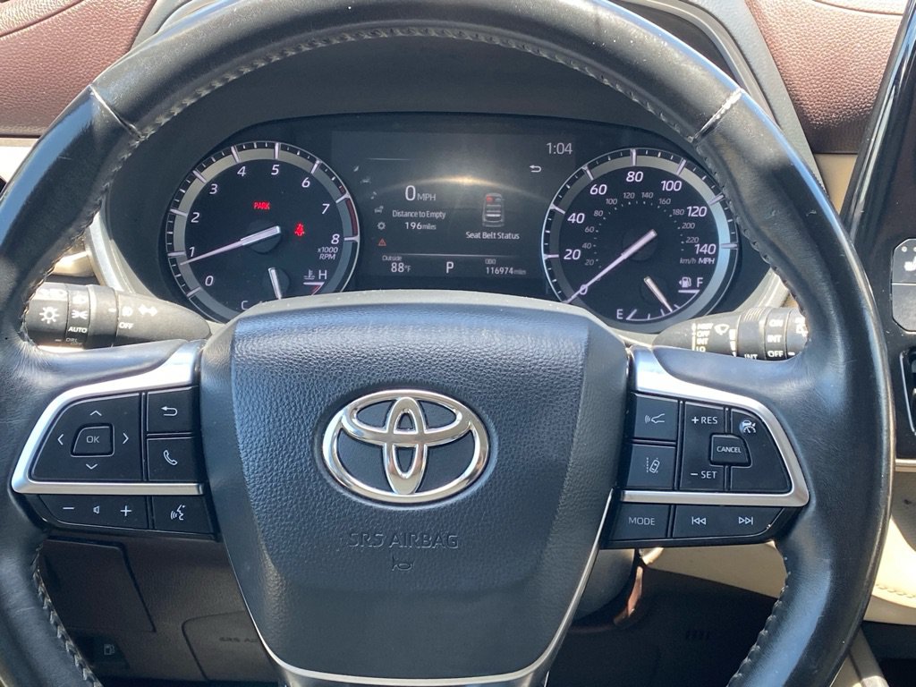 Used 2020 Toyota Highlander XLE FWD image 18