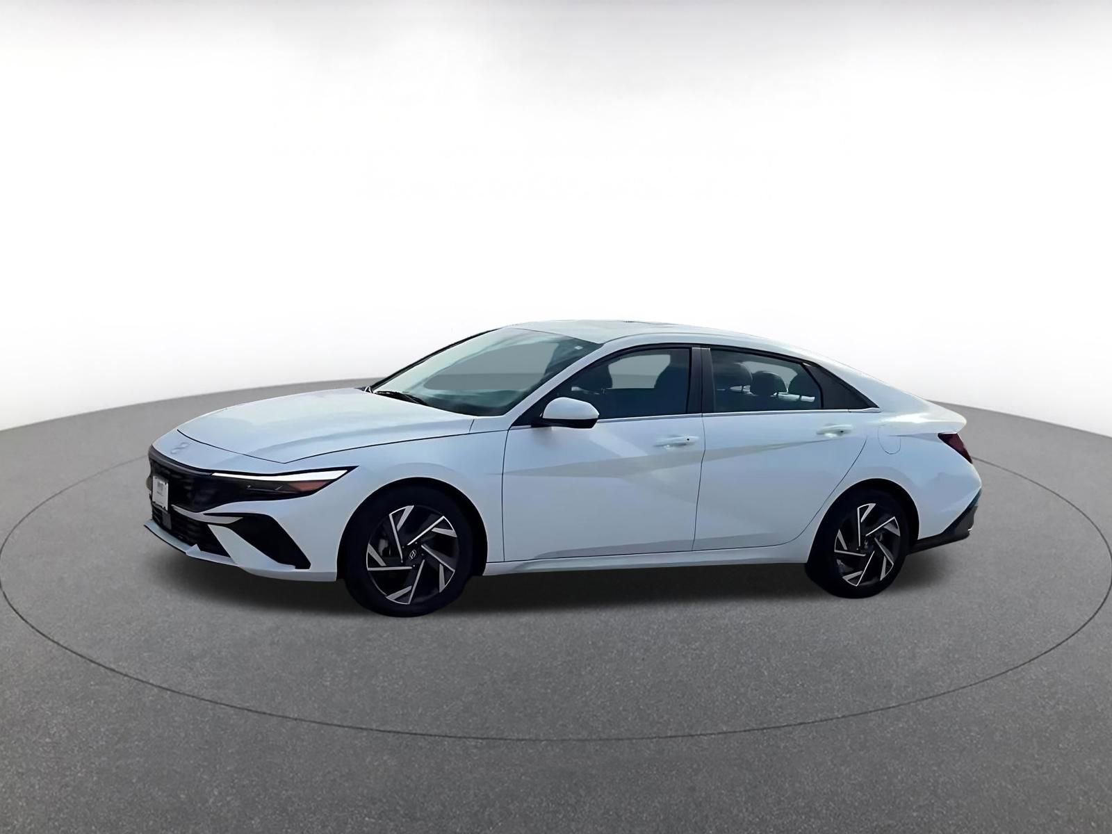 Used 2025 Hyundai Elantra SEL FWD image 8