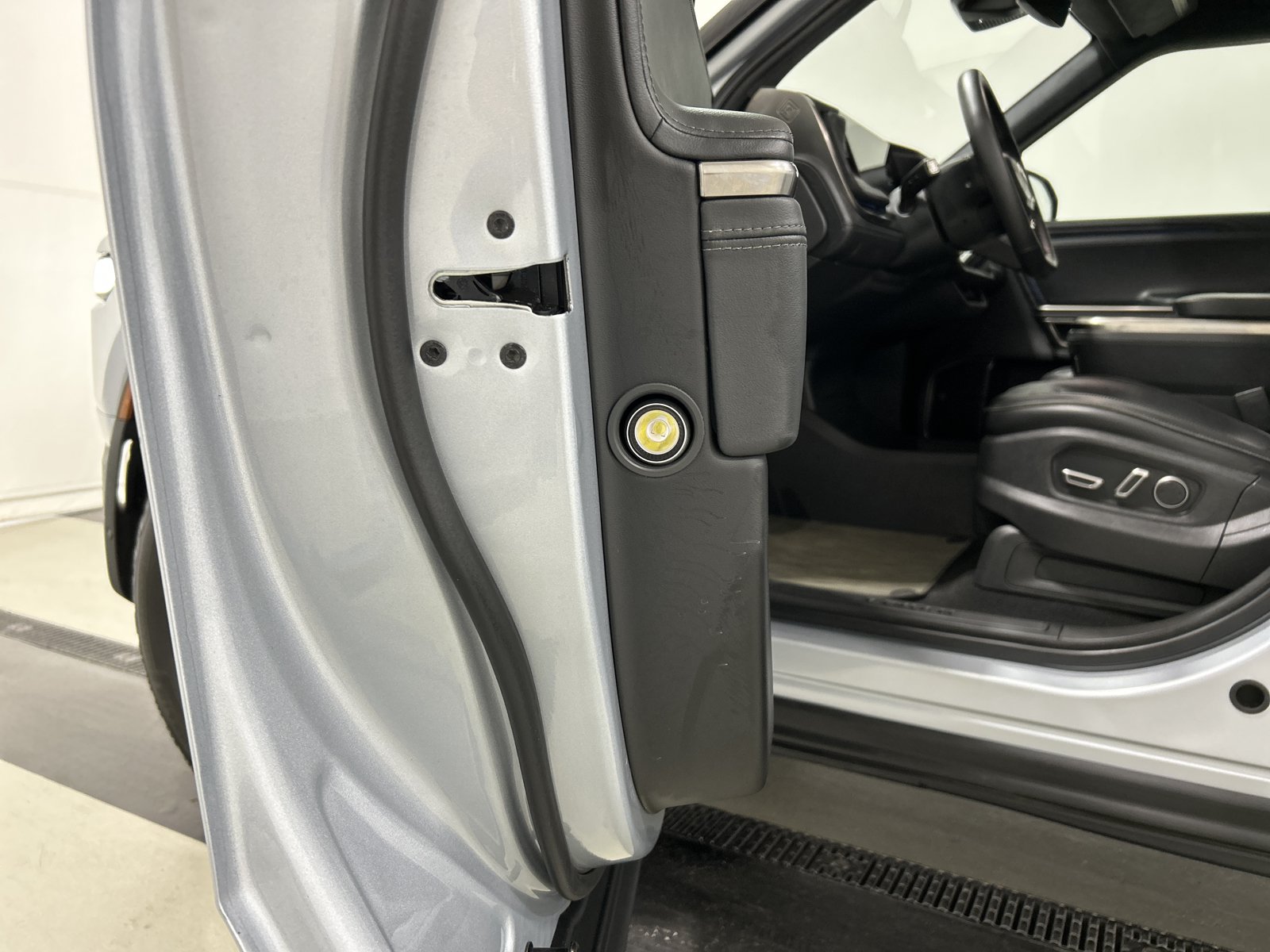 Used 2024 Rivian R1S Adventure AWD/4WD image 32