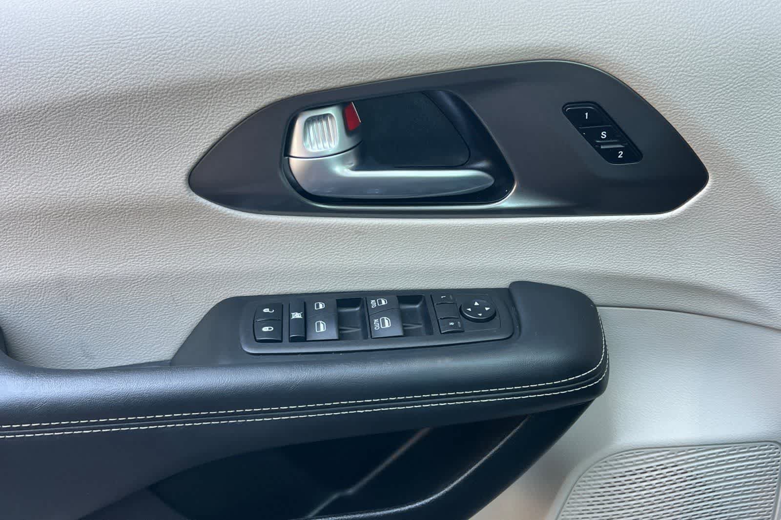Used 2024 Chrysler Pacifica Touring-L FWD image 13