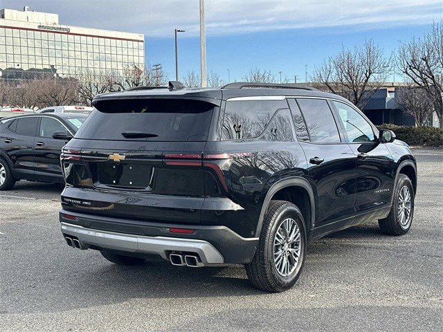 Used 2025 Chevrolet Traverse LT w/ Enhanced Driving Package image 2