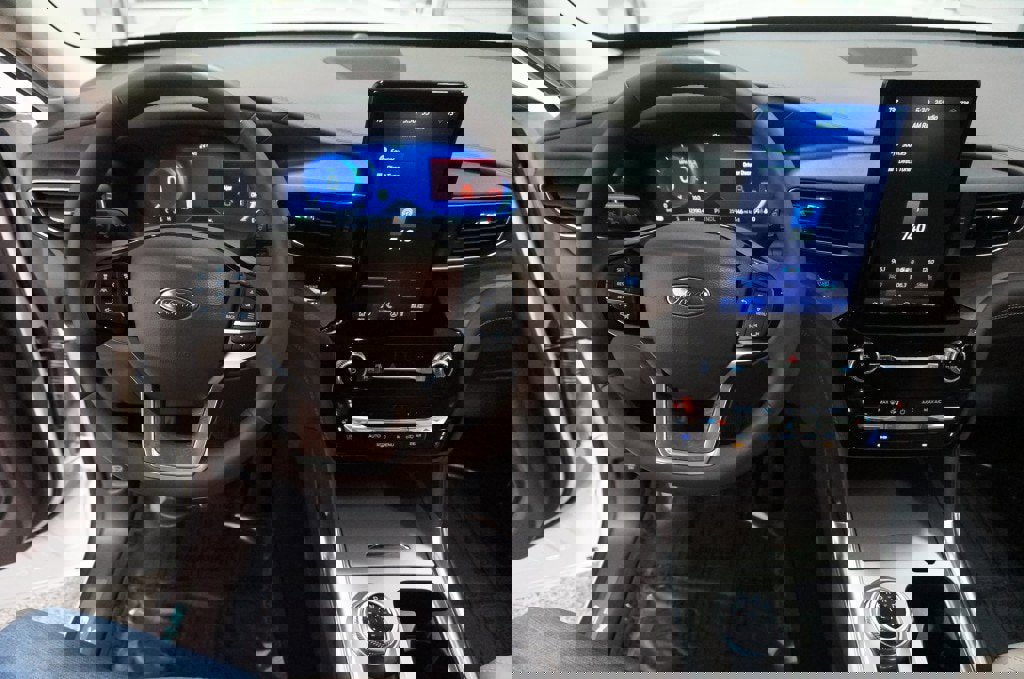 Used 2023 Ford Explorer Platinum w/ Technology Package image 11