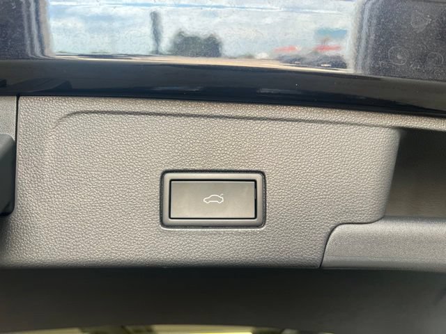 Used 2023 Volkswagen Atlas Cross Sport SE FWD image 8