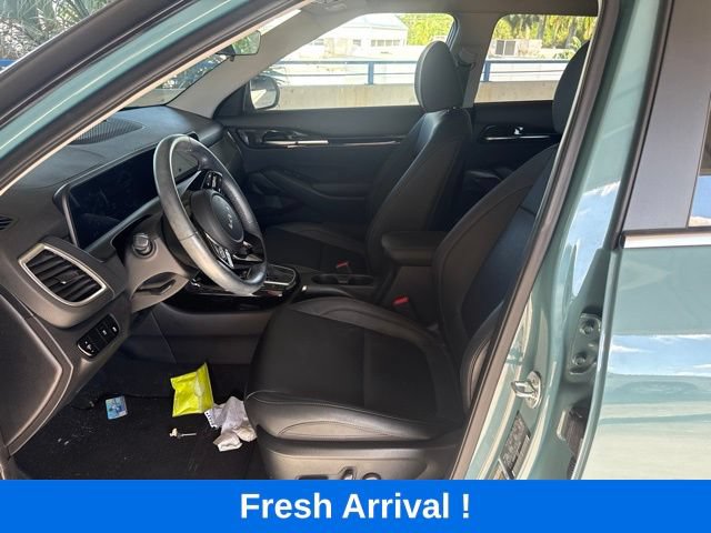 Used 2024 Kia Seltos EX FWD image 2