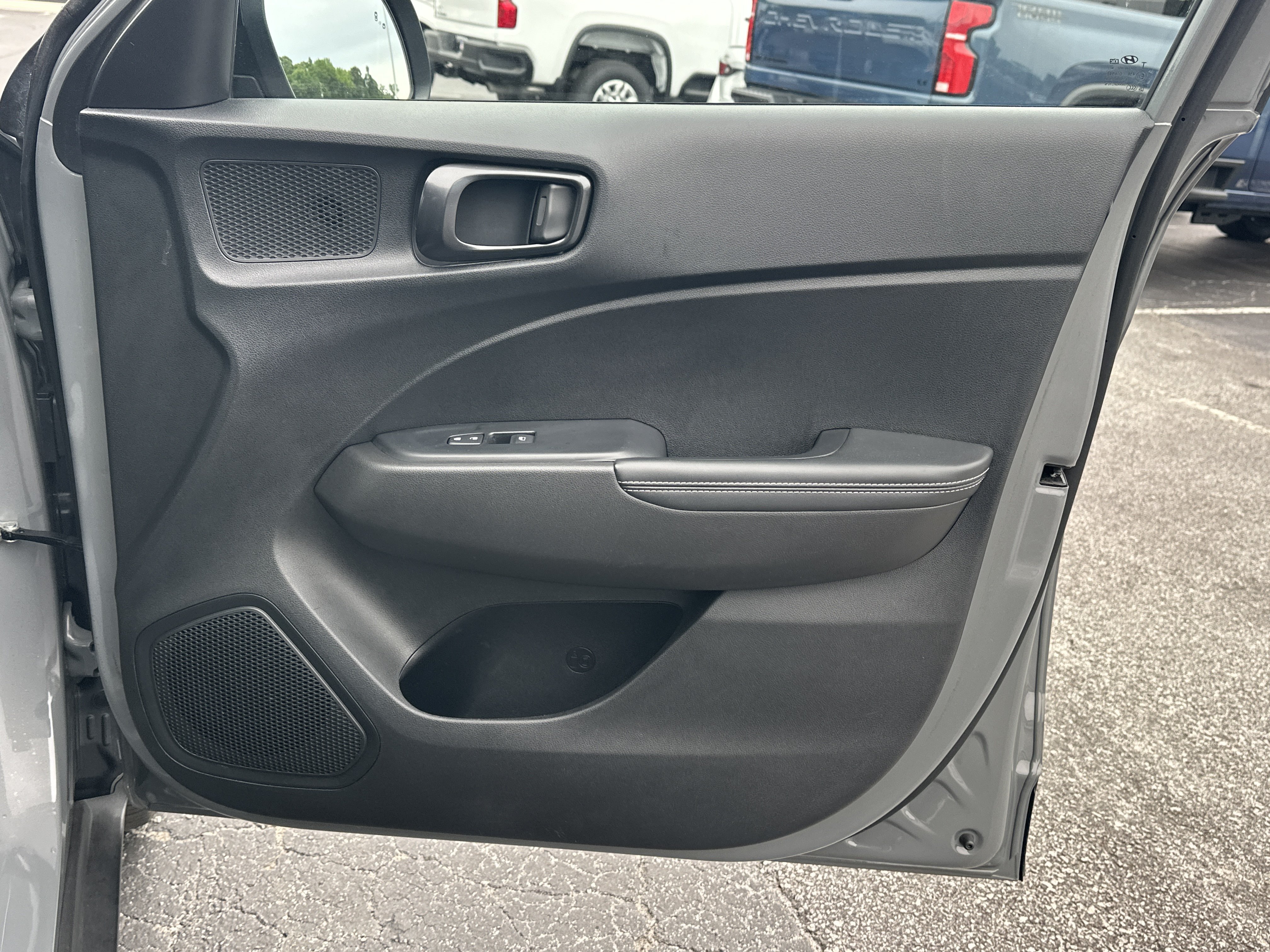 Used 2023 Hyundai Venue Limited FWD image 15