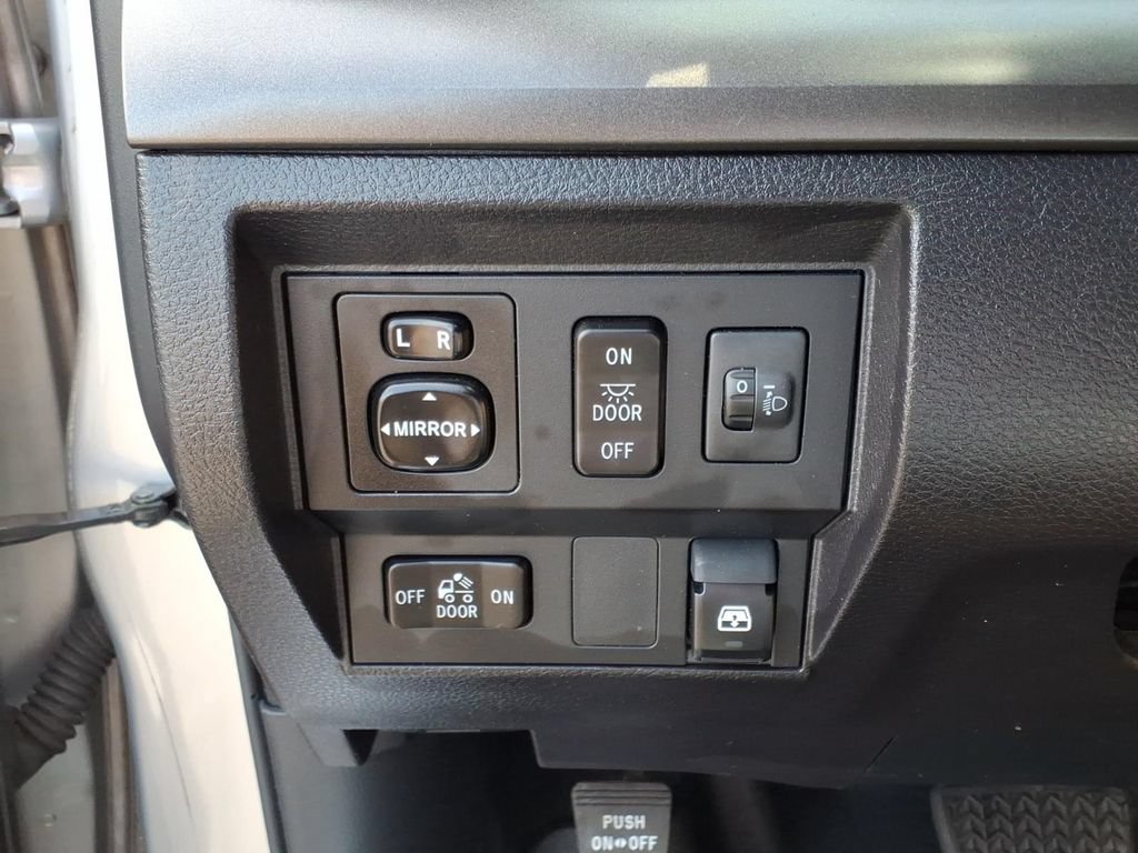 Used 2016 Toyota Tundra SR5 w/ SR5 Upgrade Package RWD image 15