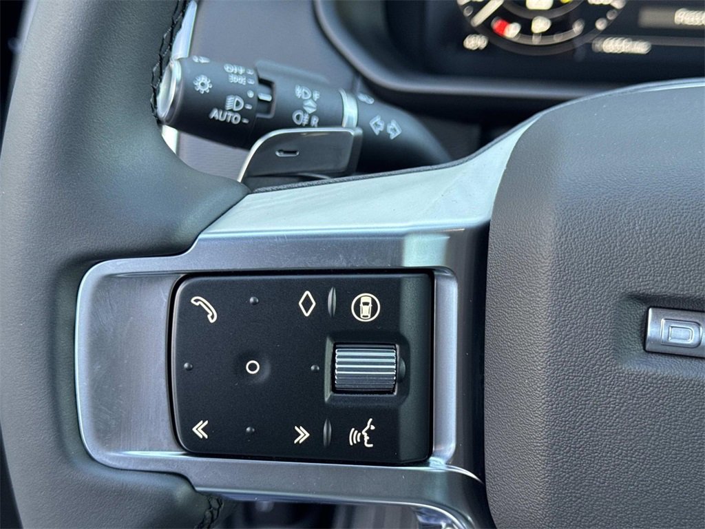 Used 2025 Land Rover Discovery Dynamic SE image 27