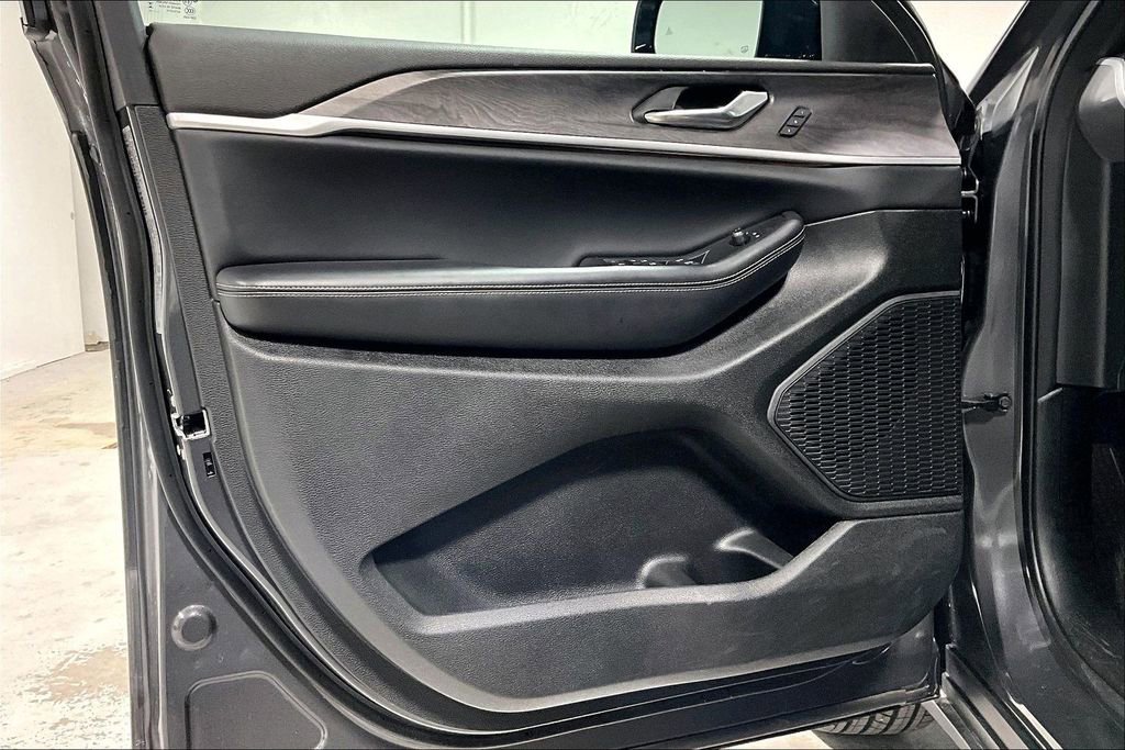 Used 2025 Jeep Grand Cherokee Limited image 21