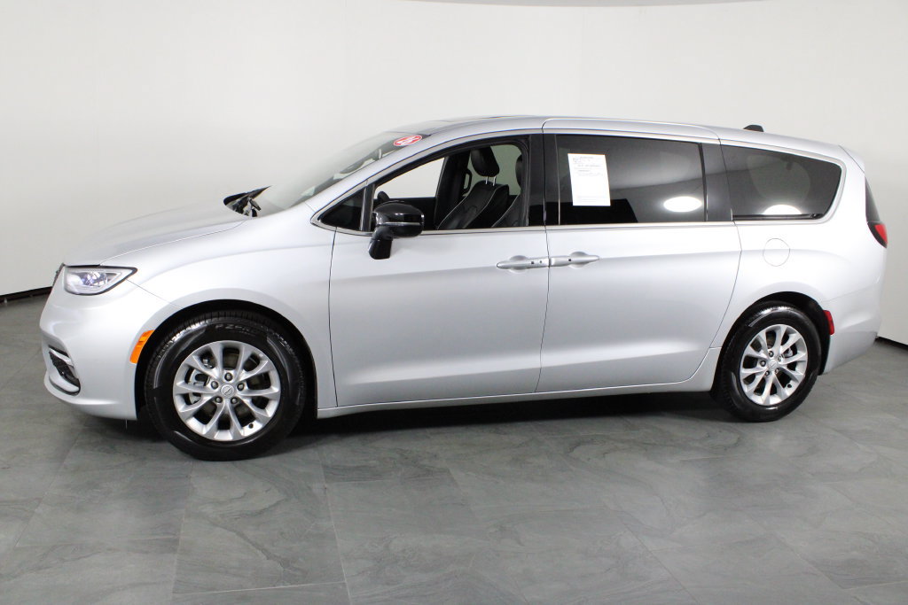 Used 2026 Chrysler Pacifica Limited FWD image 13