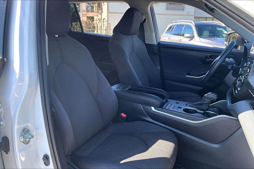 Used 2022 Toyota Highlander LE image 30