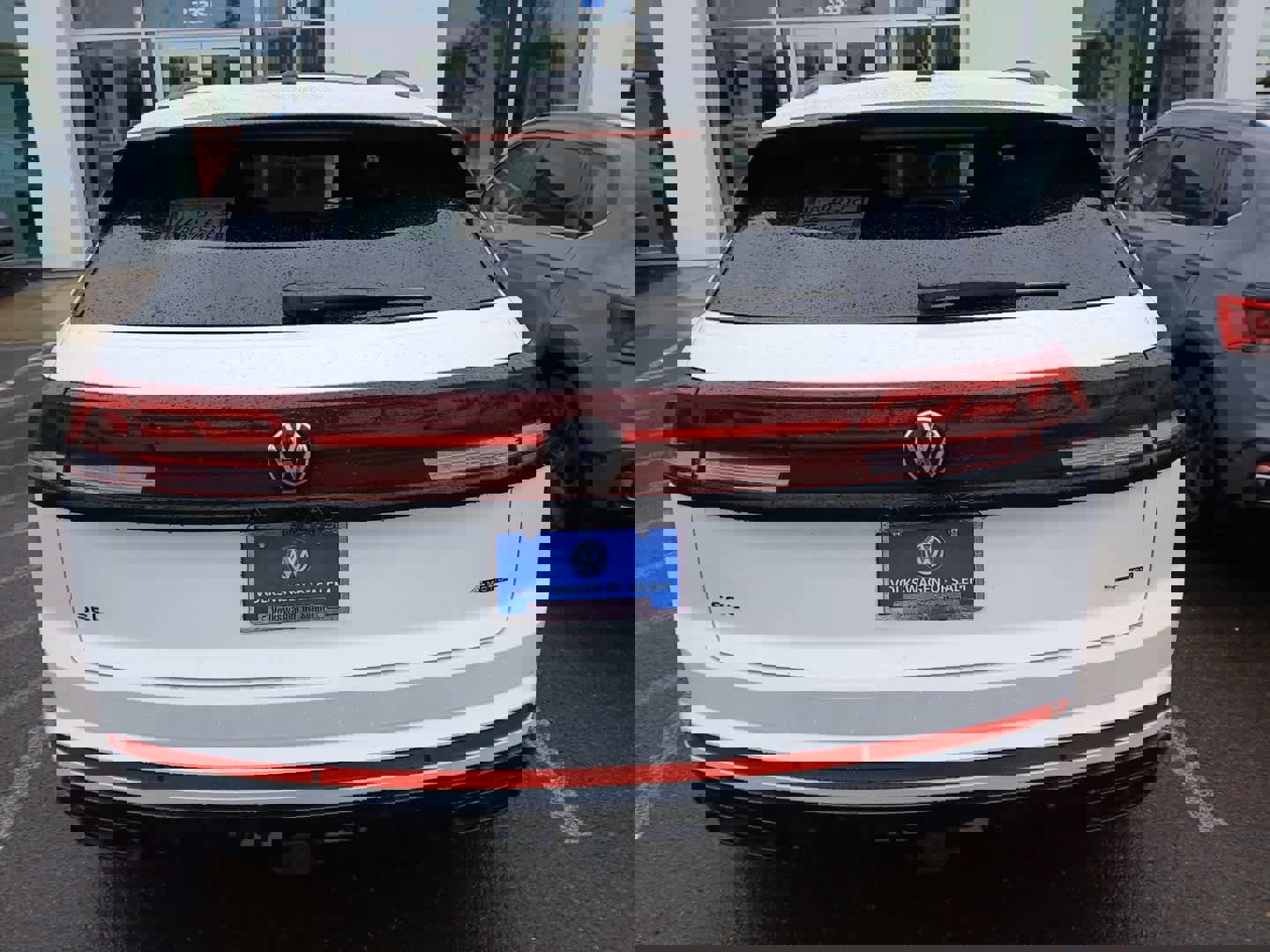 Used 2025 Volkswagen Atlas Cross Sport SEL R-Line image 4