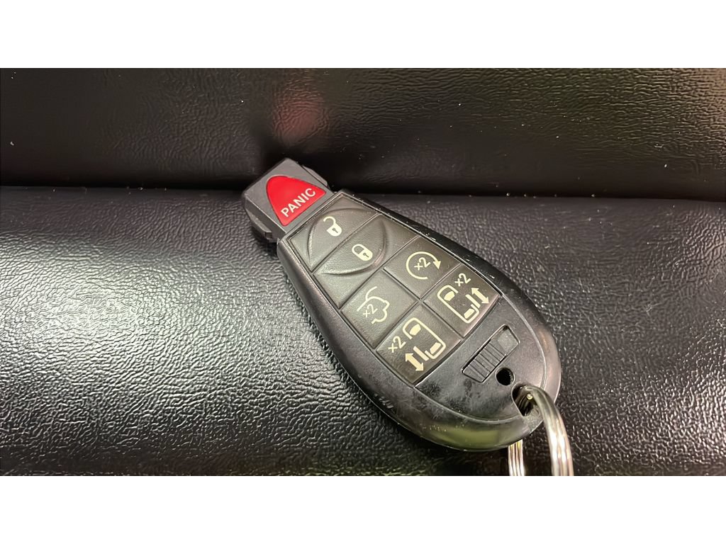 Used 2015 Chrysler Town & Country Limited Platinum FWD image 22