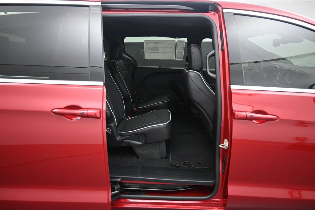 New 2027 Chrysler Pacifica Limited w/ Family Tech Group FWD image 28