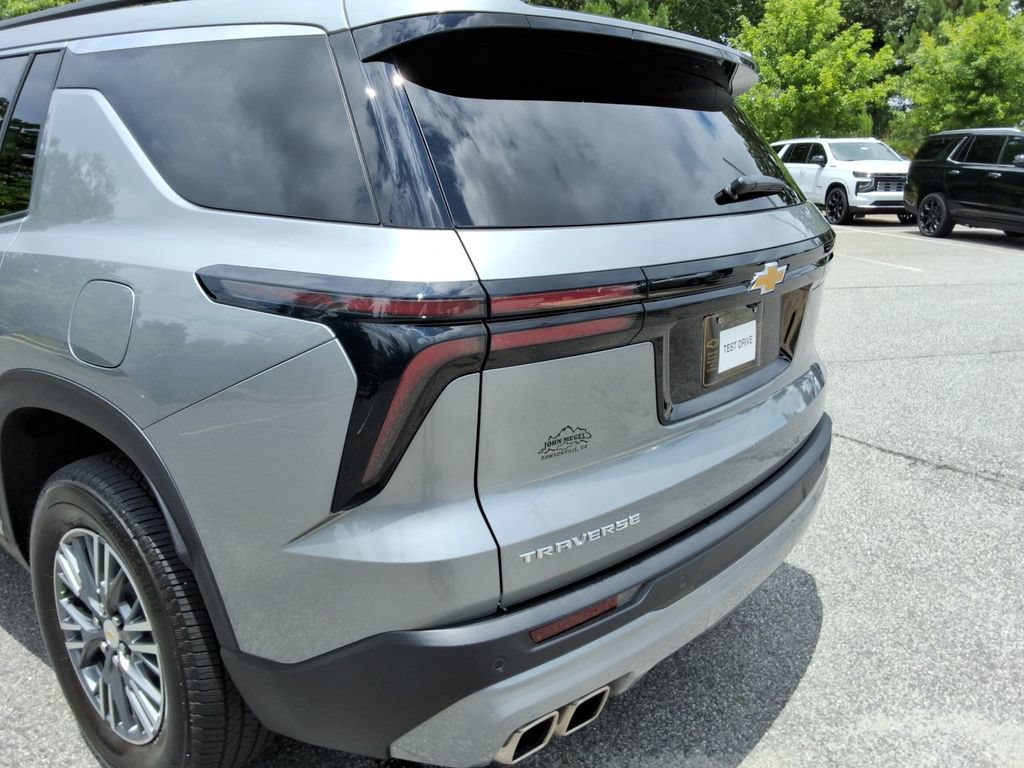 Certified 2025 Chevrolet Traverse LT w/ Driver Confidence Package FWD image 13